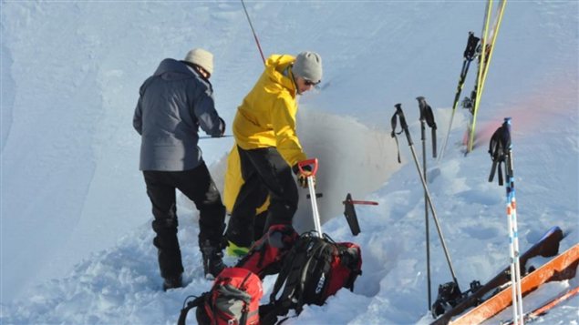 Une équipe de l'Association des avalanches du Yukon examine le manteau de neige afin de déterminer les risques d'avalanches. (Philippe Morin/Radio-Canada)