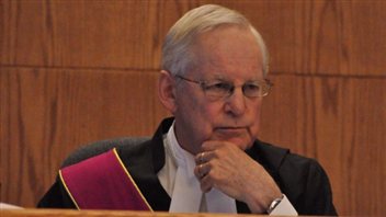 Le juge en chef, Ron Veale, souligne que le gouvernement du Yukon consulte le Conseil Déné depuis 1975. (ICI Radio-Canada)