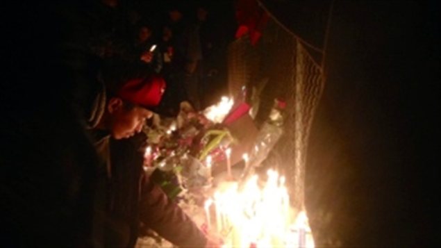 Une veillée à la chandelle, à la mémoire de Brandy Vittrekwa, retrouvé sans vie le 8 décembre 2014. (ICI Radio-Canada)