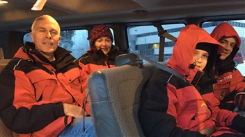 David et Belinda Kruger de Brisbane en Australie voulaient vivre en Noël blanc avec leurs enfants. (Claudiane Samson/ICI Radio-Canada)
