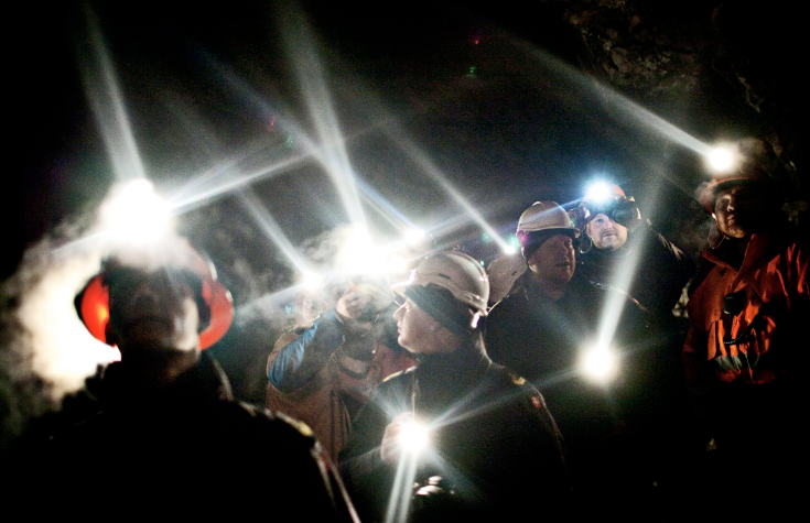 Un groupe de gens debout à l'intérieur de la mine d'or dans la montagne du Groenland Nalunaq dans cette photo de 2009. La richesse souterraine a été au cœur des deux dernières élections au Groenland alors que les inquiétudes sur les conséquences environnementales de l'exploitation minière à l'afflux potentiel de la main-d'œuvre chinoise occupaient les esprits. (Joachim Adrian / Polfoto / AP)