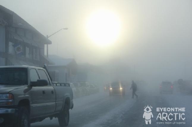 Le bureau du Conseil tribal des Gwich'in est dans la ville arctique de Inuvik (photo ci-dessus) dans les Territoires du Nord du Canada. Les dirigeants disent qu'ils ont trouvé un bon équilibre entre le développement et l'environnement dans leur zone de peuplement. (Eilís Quinn / Regard sur l'Arctique)