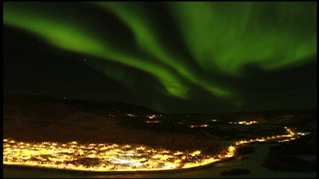 Les aurores boréales et l'expérience hivernale attirent de plus en plus de touristes en hiver au Yukon. (Mike Rudyk/ICI Radio-Canada)