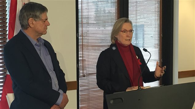 La ministre des Affaires autochtones et du Nord, Carolyn Bennett, affirme qu'il lui fallait entendre directement des familles ce qu'elles désirent voir dans une Commission d'enquête. (Claudiane Samson/ ICI Radio-Canada)