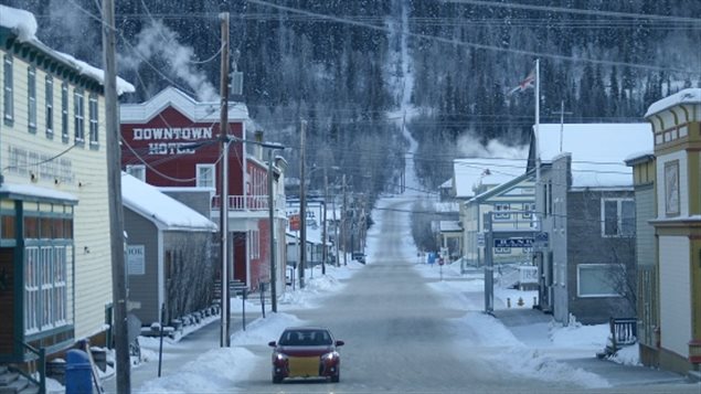Une rue à Dawson City au Yukon. (Chris Windeyer/CBC)