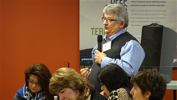 Certains éducateurs autochtones ont partagé leurs expériences et leurs inquiétudes quant à l'intégration des élèves autochtones dans les établissements scolaires. (Claudiane Samson/ICI Radio-Canada)