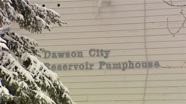 La construction de la nouvelle usine de traitement des eaux usées de Dawson a été entamée en 2009. (ICI Radio-Canada)
