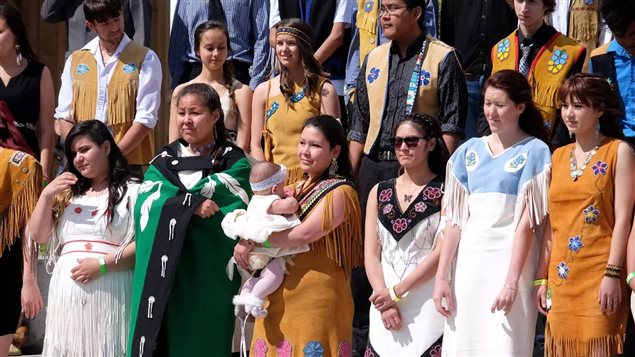 Chaque année depuis 40 ans, les Premières Nations du Yukon tiennent une cérémonie spéciale pour leurs membres qui ont gradué d'une école secondaire. En 2015, un nombre record de 132 élèves y ont participé. (Philippe Morin/ ICI Radio-Canada)
