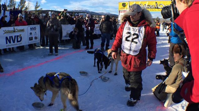 Hugh Neff est le gagnant de la 33e Yukon Quest. (Claudiane Samson/ICI Radio-Canada)