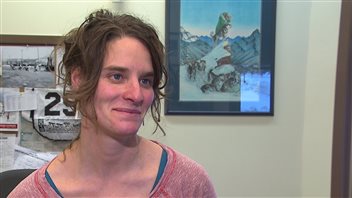 La directrice canadienne du Yukon Quest, Nathalie Haltrich, croit que l'organisation est prête à s'adapter aux changements qui pourraient survenir en fonction des conditions de la piste. (Claudiane Samson/ ICI Radio-Canada)