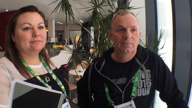 Dana Ferguson et Greg Rowe de la société hôte de la région de South Slave ont apprécié pouvoir observer les Jeux de Nuuk. Photo : Claudiane Samson/ICI Radio-Canada