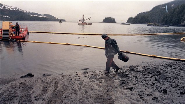 Plage engluée de pétrole dans le détroit du Prince William en Alaska. (John Gaps III/AP/La Presse Canadienne)