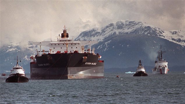 Remorquage du pétrolier Exxon Valdez, deux mois après le déversement de près de 11 milions de gallons de pétrole au large de l’Alaska. (Al Grillo/AP/La Presse Canadienne)