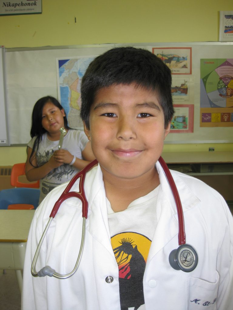 Les enfants d’une école visitée par le Dr Stanley Vollant durant une des étapes de la marche Innu Meshkenu © Courtoisie Innu Meshkenu