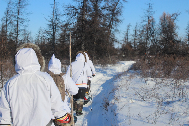 Marche Innu Meshkenu dans un sentier en 2015. © Courtoisie Innu Meshkenu