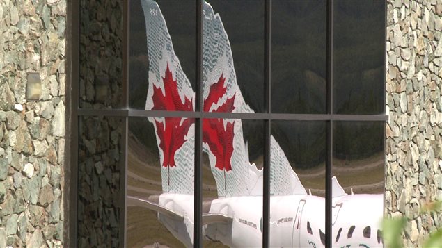 Reflet d'un avion d'Air Canada dans les fenêtres de l'aéroport de Whitehorse. PHOTO : CLAUDIANE SAMSON/ICI RADIO-CANADA