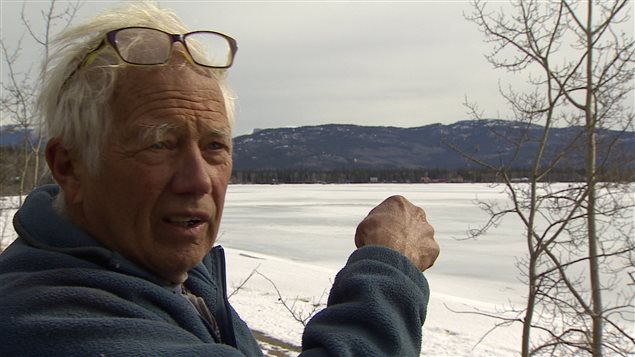Le résident de la baie M'Clintock, Peter Heebink, affirme avoir aperçu un bateau à moteur perturber les cygnes deux jours de suite. PHOTO : WAYNE VALLEVAND/ICI RADIO-CANADA
