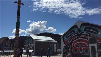 Un secteur commercial du village de Carcross a été aménagé par la Première Nation Carcross-Tagish pour accueillir les visiteurs. (Claudiane Samson / ICI Radio-Canada) 