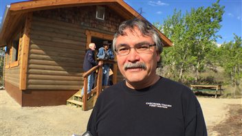 Le chef de la Première Nation Carcross-Tagish, Dan Cresswell, croit que l'avenir économique de Carcross passe par le développement touristique. (Claudiane Samson/ICI Radio-Canada)