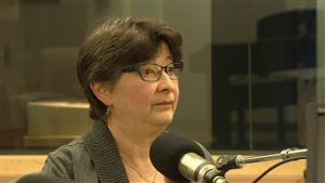 La vétérinaire en chef du Yukon, Mary Vanderkop, croit qu'il y a trop de chiens dans le village de Ross River. (Radio-Canada)