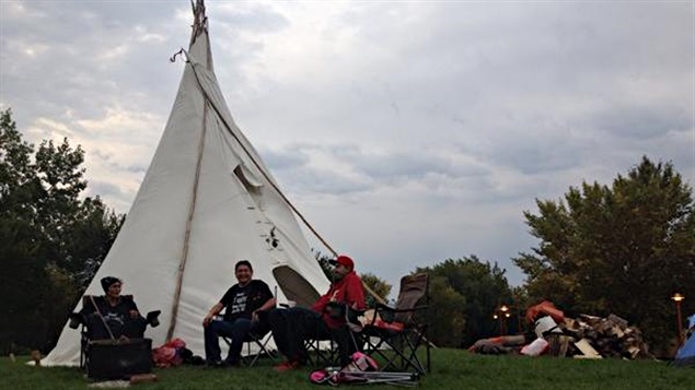 En septembre 2014, des membres de la communauté autochtone de Shoal Lake en Ontario voulaient déjà attirer l’attention du public sur leur problème d’eau potable. (Pierre Verrière/ICI Radio-Canada)