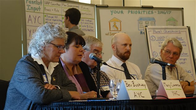 Le deuxième forum sur le plan d'action du gouvernement du Yukon a entendu les représentants de nombreuses organisations échanger sur le besoin en logement. (Claudiane Samson/ICI Radio-Canada)