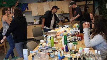 Les paquets contiennent des produits de toilette en plus de produits hygiéniques pour femmes. (Photo : Kwasen Reid)