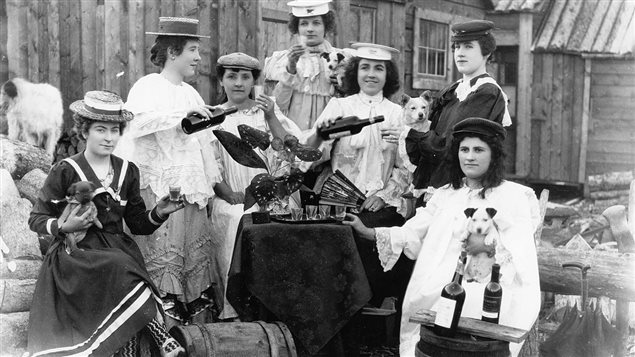 Femmes buvant de l'alcool à Dawson City (ARCHIVES - DAWSON CITY)