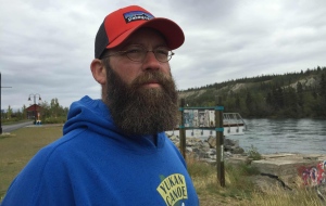 David Gendron parcourt les rivières du Yukon à bord de son canot depuis de nombreuses années. (CHERYL KAWAJA/RADIO-CANADA)