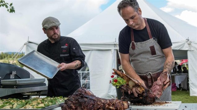 Les chefs Marco Desmond (Alaska) et Eric Pateman (Yukon) au Festival culinaire de Whitehorse (MICHELLE DOUCETTE/YUKON CULINARY FESTIVAL)