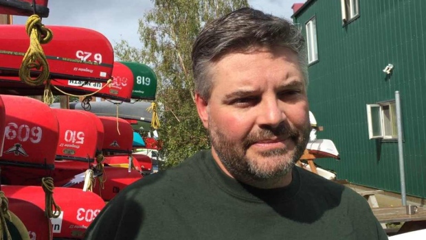 Kalin Pallett est président de l'association touristique en milieu sauvage du Yukon et gérant d'une entreprise de location de canots et de kayaks. (CHERYL KAWAJA/RADIO-CANADA)