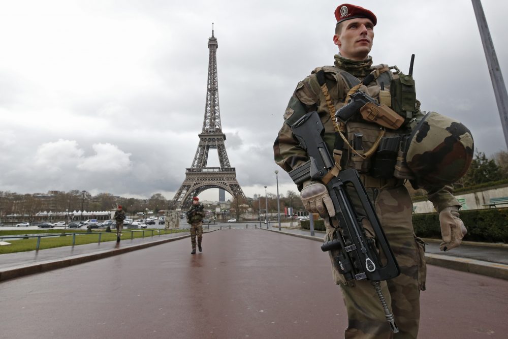 Des parachutistes de l’armée française patrouillent près de la Tour Eiffel à Paris, France, 30 Mars, 2016. La France a décidé de déployer 1,600 policiers supplémentaires pour renforcer la sécurité à ses frontières et dans les transports publics à la suite des explosions mortelles à Bruxelles. (Philippe Wojazer / REUTERS)