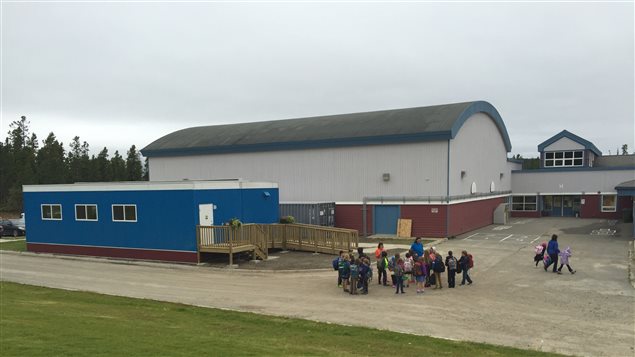 La nouvelle classe portative construite pour l'école Émilie-Tremblay, qui n'est pas pourvue d'eau courante, n'avait toujours pas l'électricité au moment de la rentrée scolaire. (CLAUDIANE SAMSON / RADIO-CANADA)