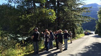 La rivière Chilkoot qui coule dans le village de Haines en Alaska est considéré comme un endroit privilégié pour l'observation de grizzlys. (CLAUDIANE SAMSON / RADIO-CANADA)