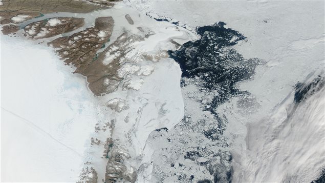 Image satellite de la fonte des glaces au Groenland en août 2015. (NASA / Reuters)