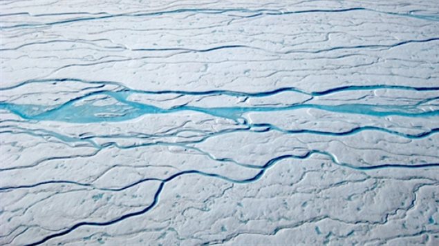 La calotte glaciaire au Groenland absorbe moins efficacement l’eau issue de la fonte des glaces. (Dirk van As / Geological Survey of Denmark and Greenland)