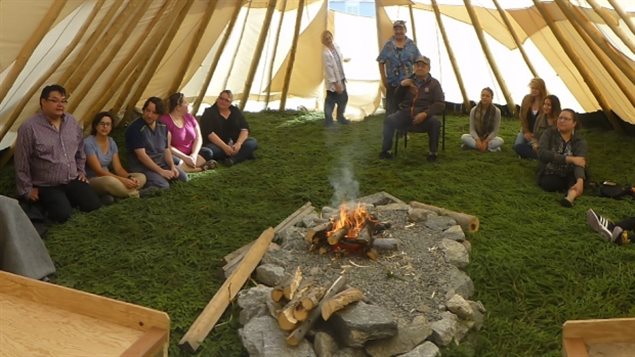 Dans le shaptuaan, les patients se retrouvent et partagent expériences et histoires tout en ayant accès à de la nourriture traditionnelle. (Virginie Lubino/CBHSSJB)