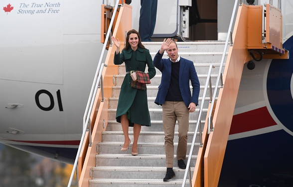 Le couple princier à son arrivée à Whitehorse, au Yukon. (Mark Large - Pool/Getty Images)