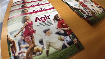 Le document intitulé Agir représente le plan d'action de l'Association franco-yukonnaise pour les prochaines années. (CLAUDIANE SAMSON / RADIO-CANADA)