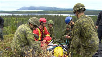 Opération Nanook 2016 rassemblait 850 militaires et membres des services d'urgences fédéral, territorial, municipal ainsi que des Premières Nations locales. (STEVEN HOSSACK/RADIO-CANADA)