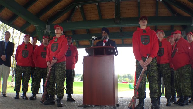 Le ministre de la Défense, Harjit Sajjan, affirme que les fusils utilisés par les Rangers à l'heure actuelle datent des années 1960. (CLAUDIANE SAMSON/RADIO-CANADA)