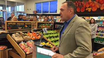 Darrell Pasloski en campagne dans une épicerie de Whitehorse (DAVE CROFT/CBC)