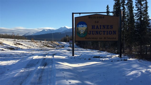 La municipalité de Haines Junction au pied des montagnes du parc Kluane à 200 km à l'ouest de Whitehorse au Yukon (CLAUDIANE SAMSON / RADIO-CANADA)