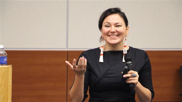 Tanya Tagaq, une interprète inuite de chant guttural lors d’une conférence à Terre-Neuve-et-Labrador. (John Gaudi/CBC)
