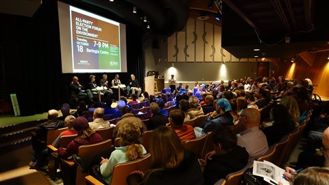 Le débat sur l'environnement a attiré de nombreux partisans et activistes. (Claudiane Samson/Radio-Canada)