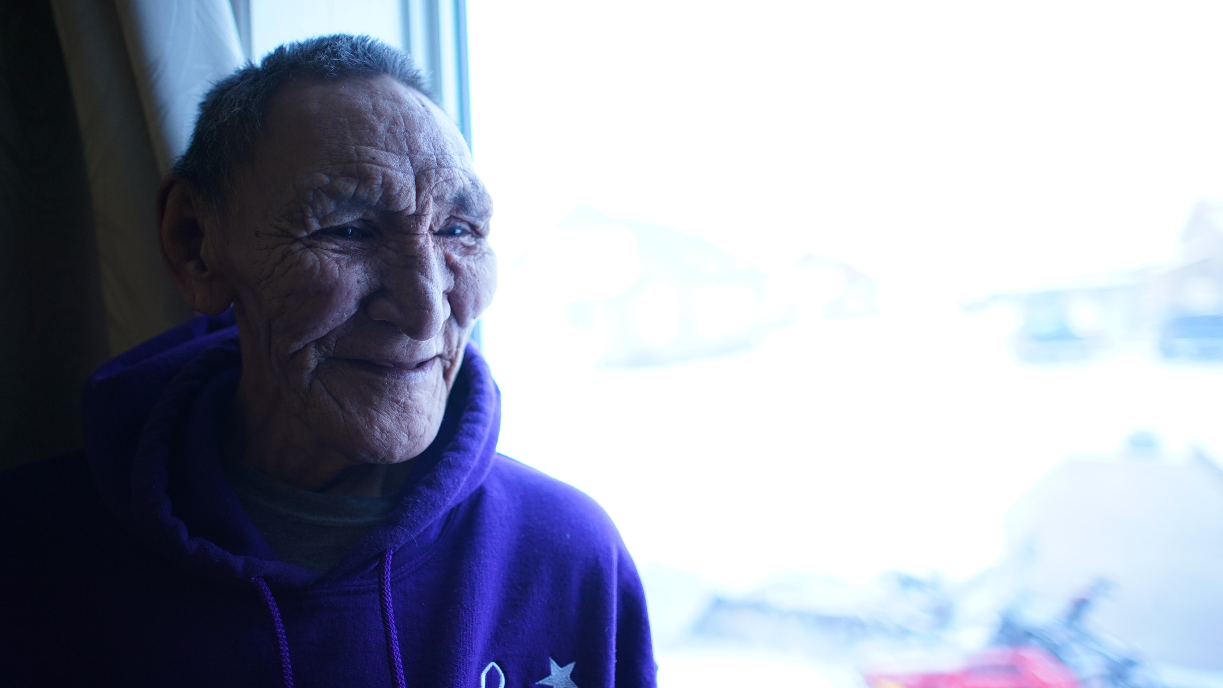 Colin Amegainek dit que c’est son père David (photo ci-dessus) qui lui a appris tout ce qu’il sait au sujet de la chasse et de la survie sur ce territoire, mais il est inquiet de l’effet des changements environnementaux dans l’Arctique et de la dégradation de la santé des boeufs musqués sur le savoir qu’il peut communiquer aux jeunes de sa famille. (Regard sur l’Arctique)