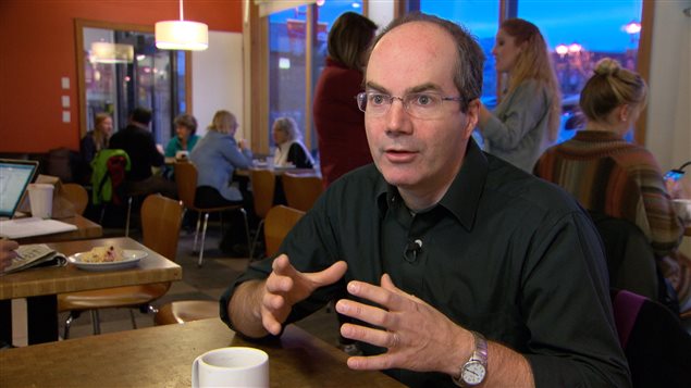 Keith Halliday, écrivain et analyste politique à Whitehorse. (Yvan Côté/Radio-Canada)