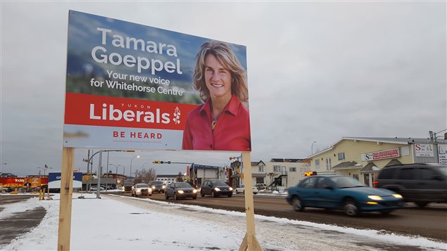Un panneau de la candidate du Parti libéral du Yukon, Tamara Geoppel. (Paul Tukker/CBC)