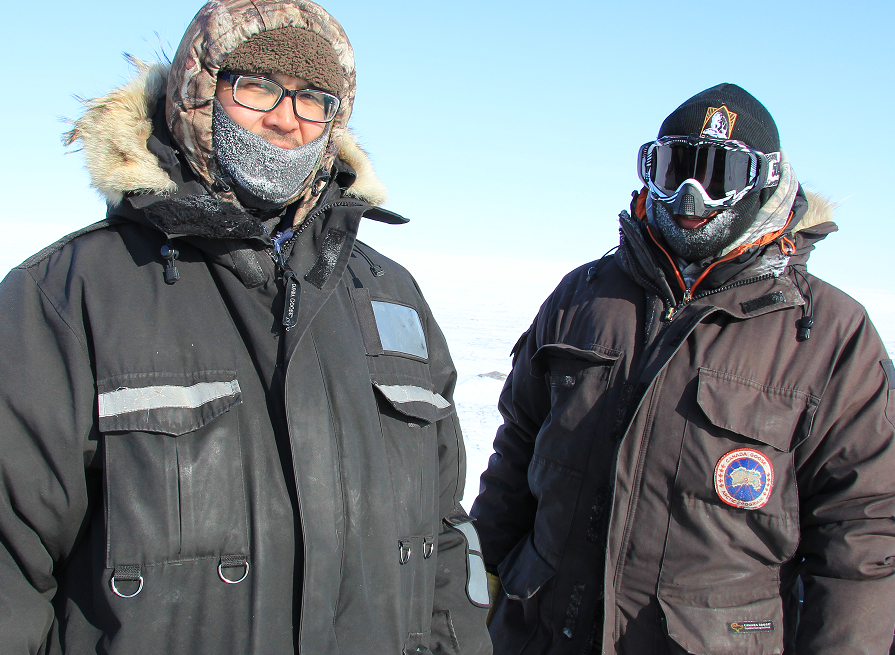 Roland Emingak (à gauche) et Ryan Angohiatok (à droite), chasseurs de Cambridge Bay. (Regard sur l’Arctique)