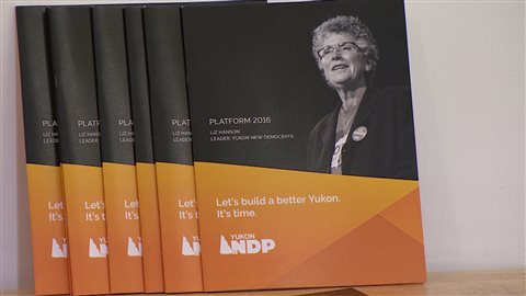 Le document des néo-démocrates détaille les initiatives promises pour le Yukon à commencer par une transition vers l'énergie verte. (Steve Hossack/Radio-Canada)